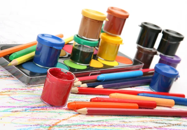 Színes ceruzák és festékek — Stock Fotó