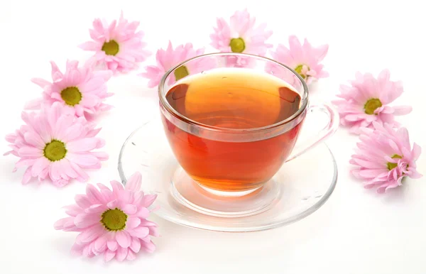 Herbata i różowe kwiaty — Zdjęcie stockowe