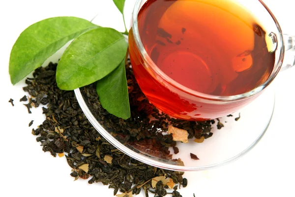 Tee in einem Becher und einem grünen Blatt — Stockfoto