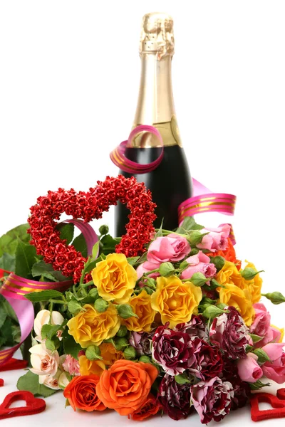 Buquê de rosas finas e vinho — Fotografia de Stock
