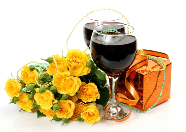 Вино и розы — стоковое фото