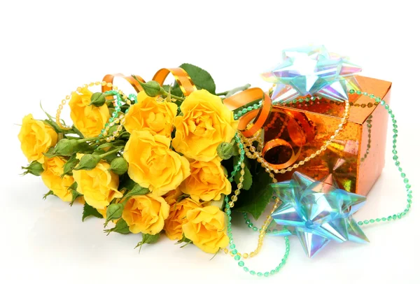 Gift and roses — Stock Photo, Image