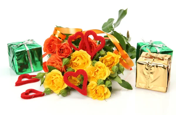 Presente e rosas — Fotografia de Stock