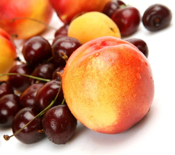 Стиглі фрукти та ягоди — стокове фото