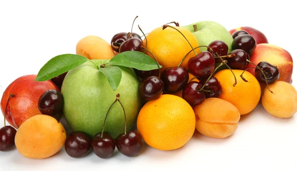 Rijp fruit en bessen — Stockfoto