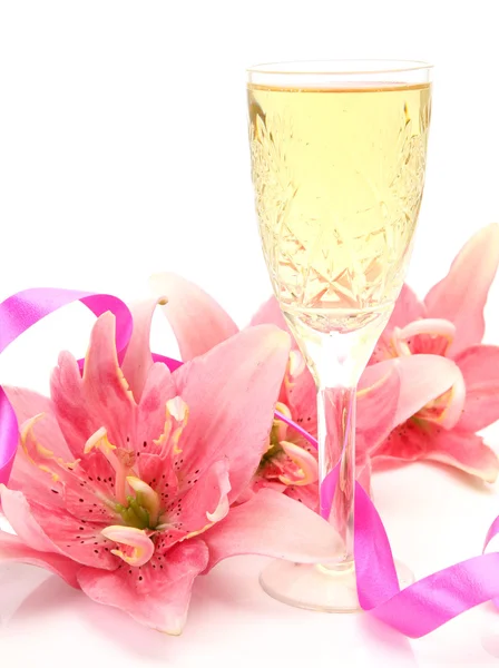 Вино и розовые лилии — стоковое фото