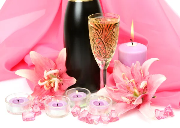 Víno a růžové lilie — Stock fotografie