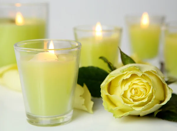 Роза и свечи — стоковое фото