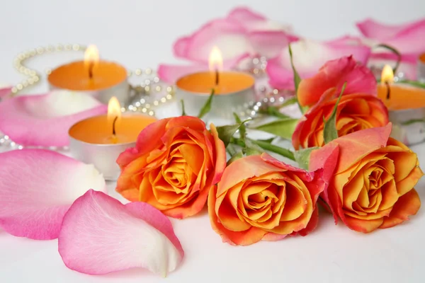 Róże i świece — Zdjęcie stockowe