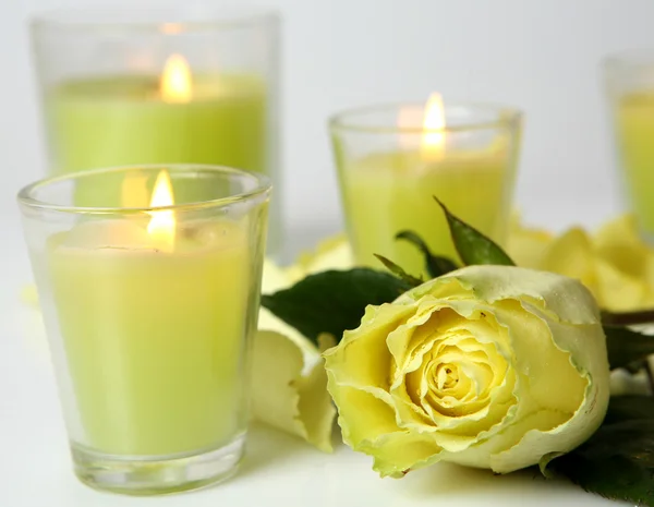 Kerzen und Rosen — Stockfoto