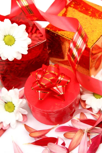 Geschenke und Blumen — Stockfoto