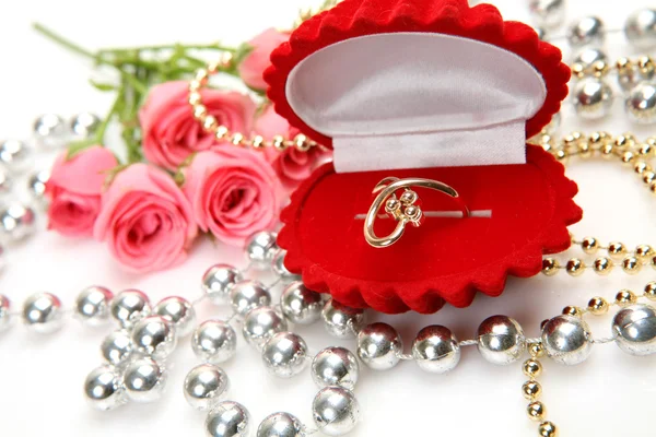 Rose pregiate e anello d'oro — Foto Stock