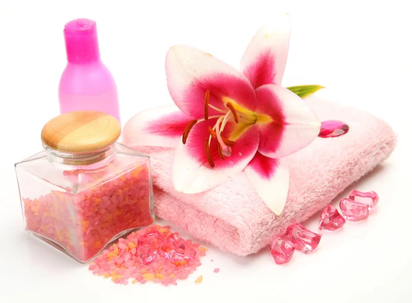 Růžové lilie a ručník — Stock fotografie