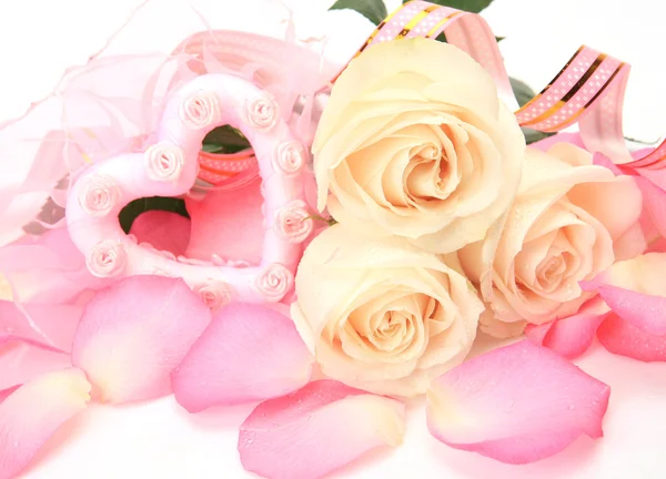 Bouquet of roses and streamer — Stock Photo, Image