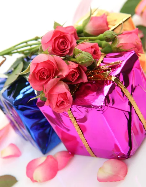 Presentes e flores — Fotografia de Stock
