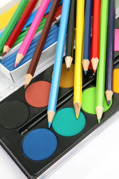 Lápis de cor e tintas — Fotografia de Stock