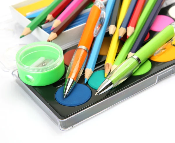 Barevné tužky a barvy — Stock fotografie