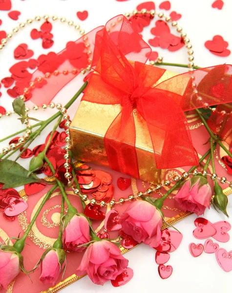 Подарок и розы — стоковое фото