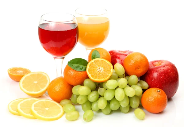 Свежие фрукты и сок — стоковое фото