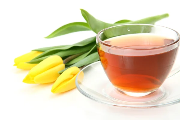 Čaj a žluté tulipány — Stock fotografie