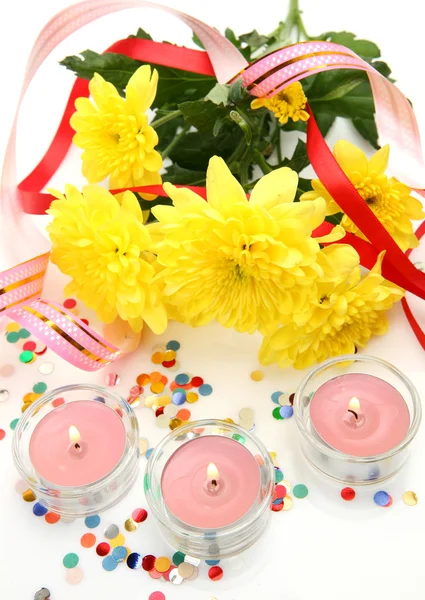 Flores e velas — Fotografia de Stock