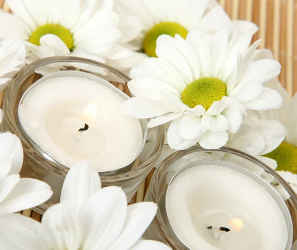 Flores y velas — Foto de Stock