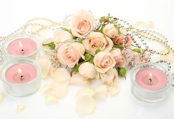 Jemné růže a svíčky — Stock fotografie