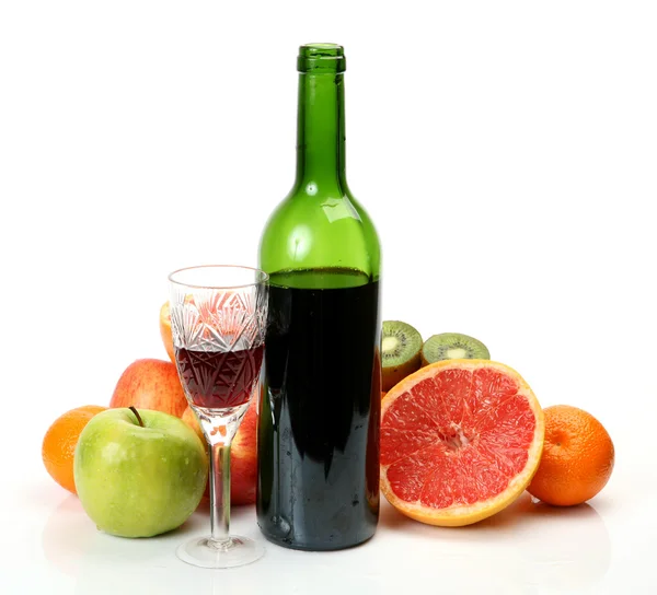 Вино і стиглі фрукти — стокове фото