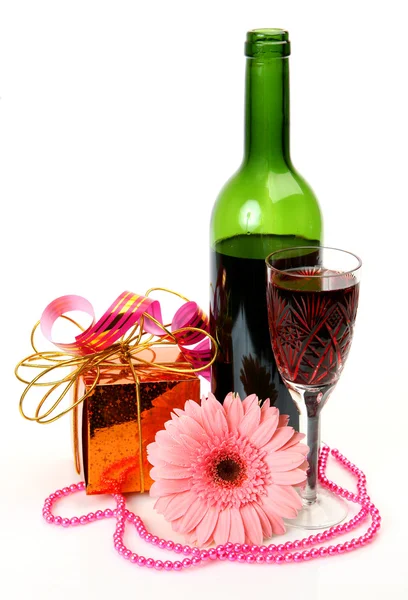 Вино и подарок — стоковое фото