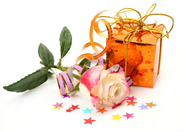 Schachtel mit einem Geschenk — Stockfoto