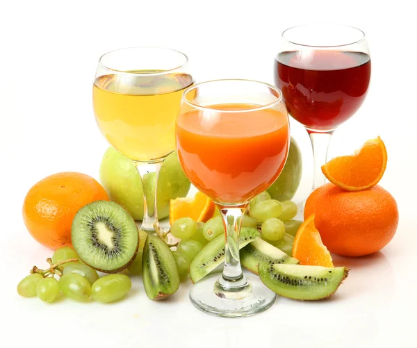 Свежие фрукты и сок — стоковое фото