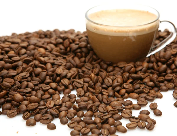 Svart kaffe och kaffe korn — Stockfoto