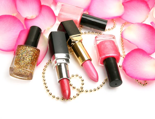 Cosmetici decorativi e petali di rose — Foto Stock
