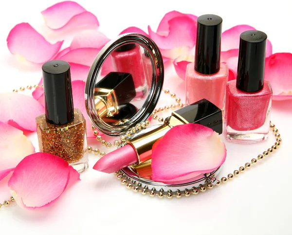 Dekoratív kozmetikumok és Rózsaszirmok — Stock Fotó