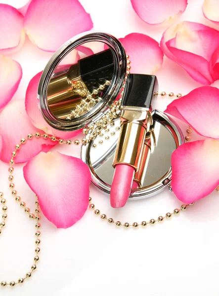 Dekoratív kozmetikumok és Rózsaszirmok — Stock Fotó