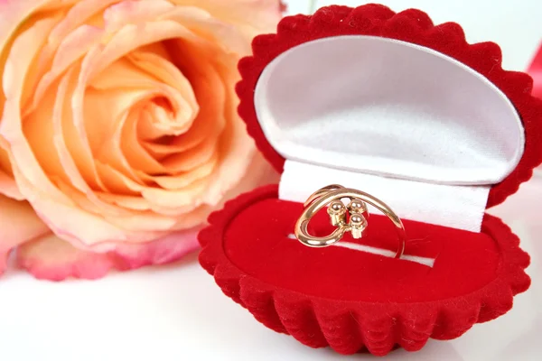 Роза и золотое кольцо — стоковое фото