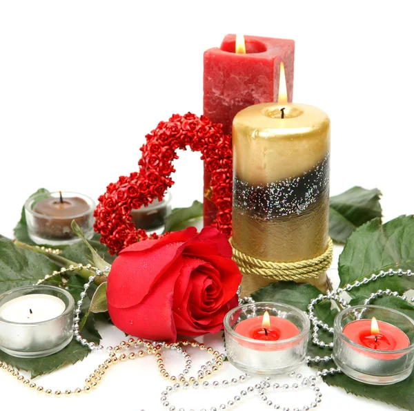 Прекрасна троянда і свічка — стокове фото