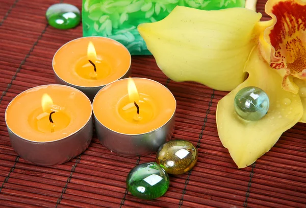 Orchidée jaune et bougies — Photo