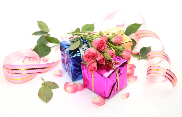 Rosas e presentes — Fotografia de Stock
