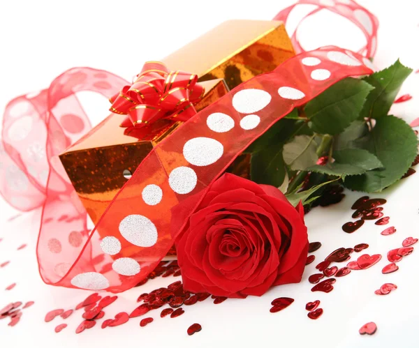 Rose and gift — Stock Photo, Image