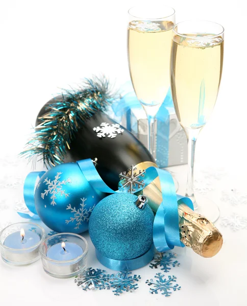 Šampaňské a novoroční ornamenty — Stock fotografie