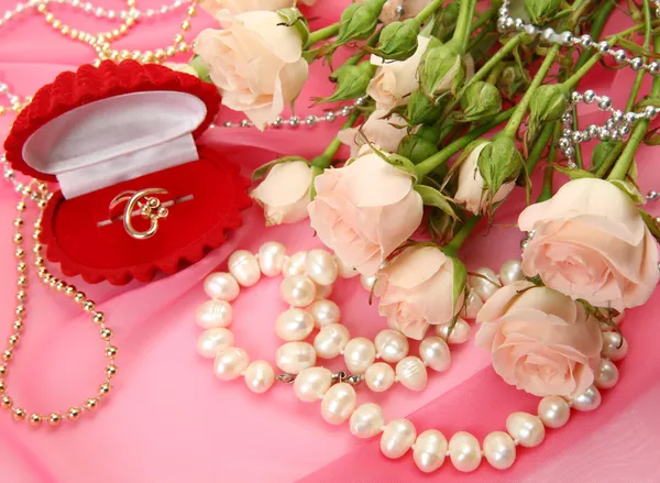 Dobrze róże i biżuteria — Zdjęcie stockowe