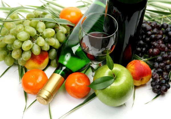 Свежие фрукты и вино — стоковое фото