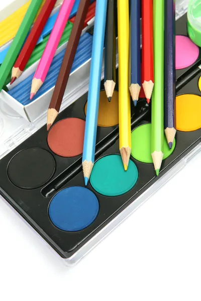Lápices y pinturas de colores — Foto de Stock