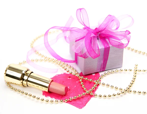 Boîte avec un cadeau et rouge à lèvres — Photo