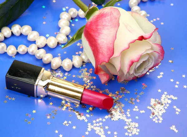 Lippenstift en rose — Stockfoto