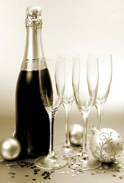 Champagner und Neujahrsschmuck — Stockfoto