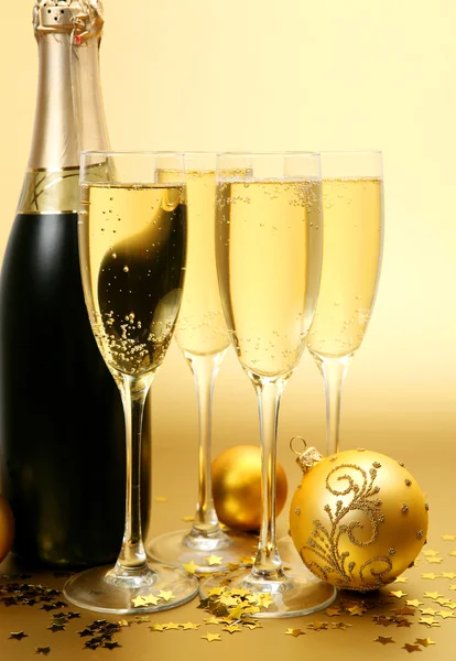 シャンパンとお正月飾り — ストック写真