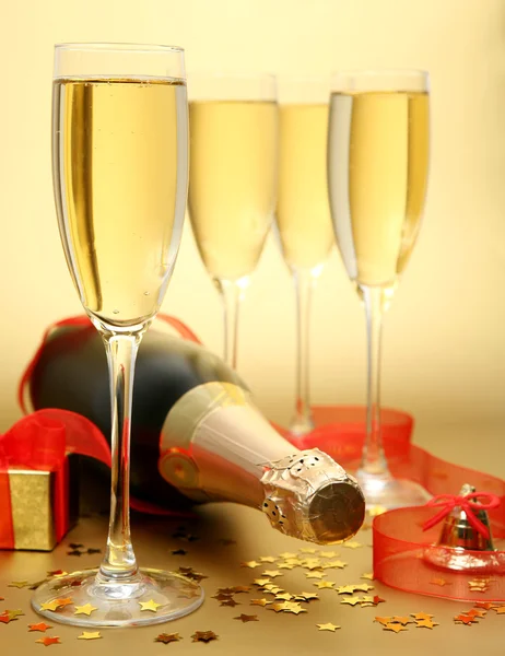香槟和新年的装饰品 — 图库照片