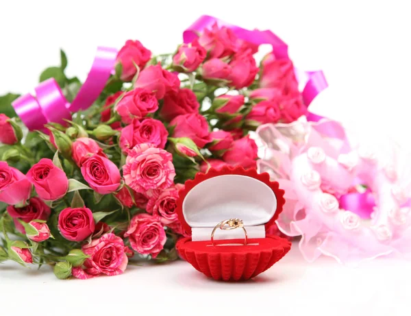 Ροζ τριαντάφυλλα και δαχτυλίδι — Φωτογραφία Αρχείου